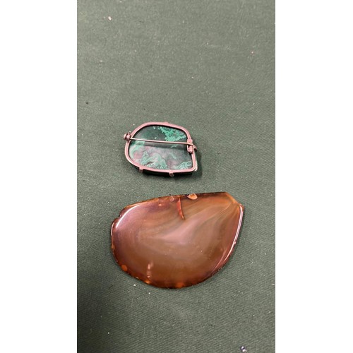 183 - POLISHED STONE AND BROOCH