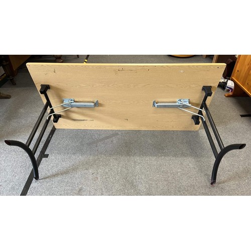 405 - FOLDING TABLES