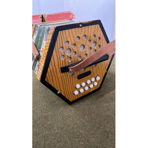 458 - CONCERTINA NO 2119 / 20 KEYS MUSIC BOXMADE IN GERMAN DEMOCRATIC REPUBLIC