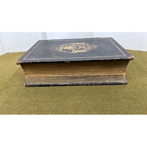 456 - LARGE FAMILY BIBLE NEW AND OLD TESTAMENTS