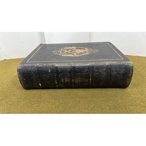 456 - LARGE FAMILY BIBLE NEW AND OLD TESTAMENTS