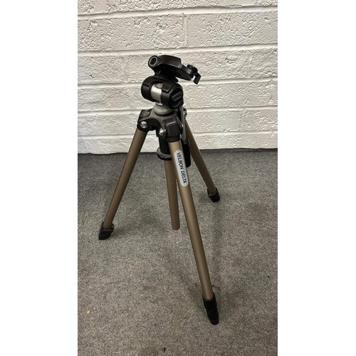 589 - CAMERA TRIPOD