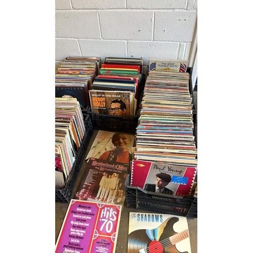 617 - large quantity of mixed Artis and music lps