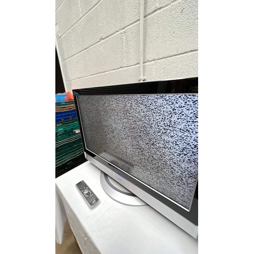 861 - 32 INCH JVC TELEVISION