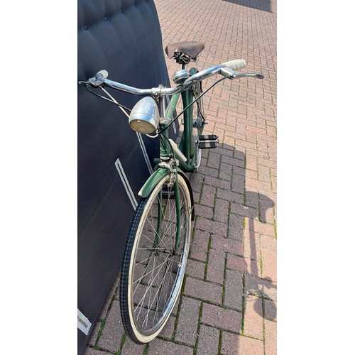 94 - VINTAGE RALEIGH GENTS BICYCLE IN GREEN