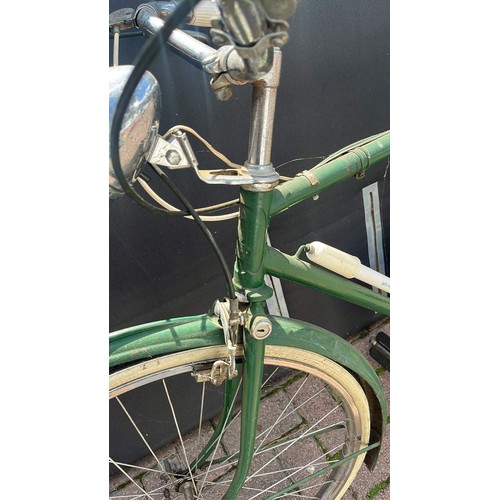 94 - VINTAGE RALEIGH GENTS BICYCLE IN GREEN