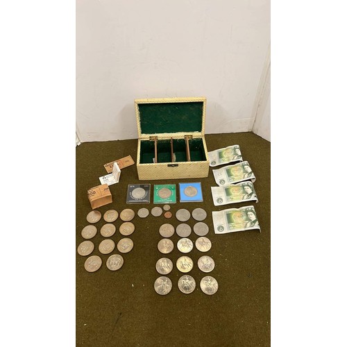 3 - COLLECTION OF CROWNS AND PAPER £1 NOTES