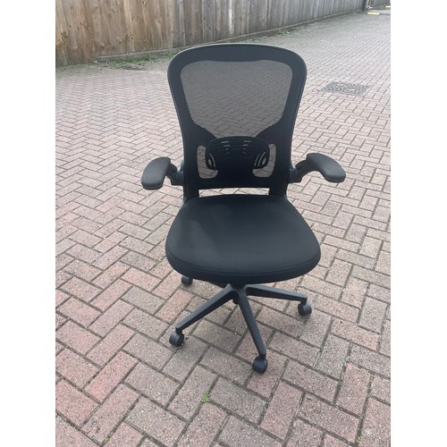 1010 - BLACK OFFICE CHAIR *