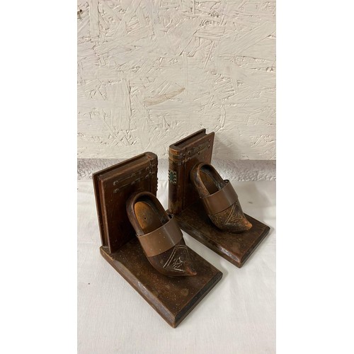 4 - DUTCH THEMED BOOKENDS