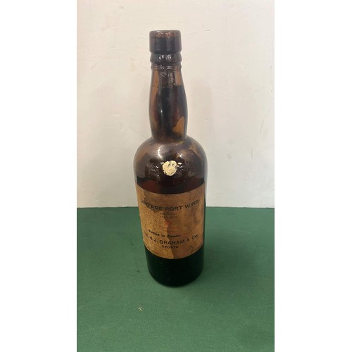 70 - BOTTLE OF 1945 VINTAGE PORT WINE BOTTLED IN 1947 BY W & J GRAHAM & CO OPORTO - NO SEAL ON BO... 