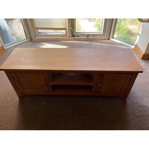 569 - OAK TV STAND