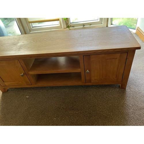 569 - OAK TV STAND