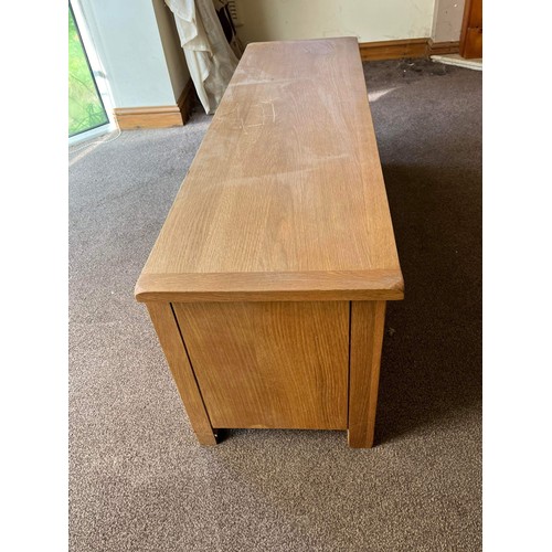 569 - OAK TV STAND