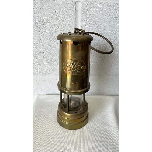 582 - CYMRU / WELSH BRASS MINERS LAMP