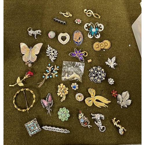 93 - BROOCHES MIXED