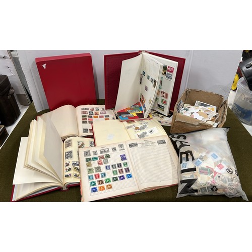 790 - Collection of worldwide stamps