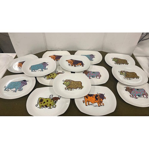 39 - 14 X RETRO DINNER PLATES WITH HIGHLAND COW DESIGN