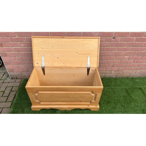 41 - LARGE PINE BLANKET / TOY BOX