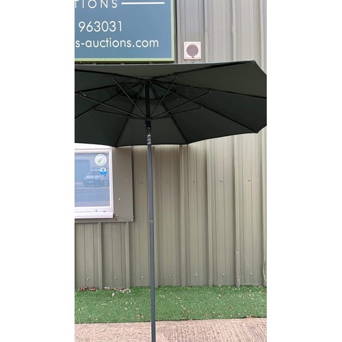 495 - GREEN GARDEN PARASOL