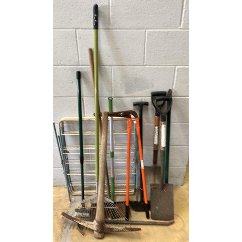 484 - LONG HANDLE GARDEN TOOLS