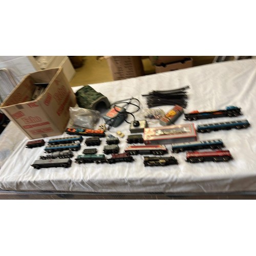 480 - PLAY WORN OO GAUGE TRAIN SET ITEMS WITH TRAINS AND ROLLING STOCK UNCHECKED