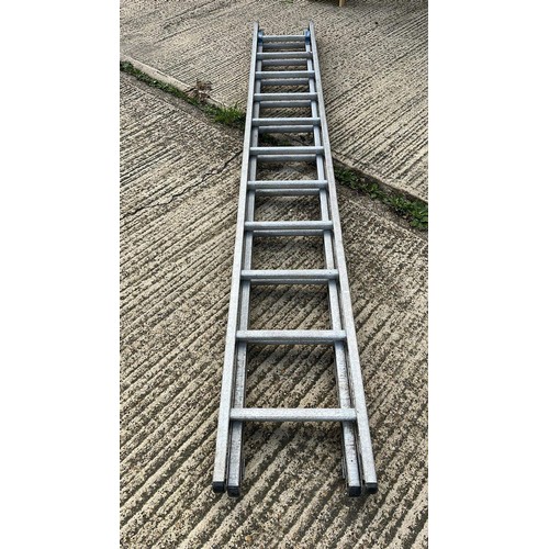 478 - METAL EXTENDING LADDER