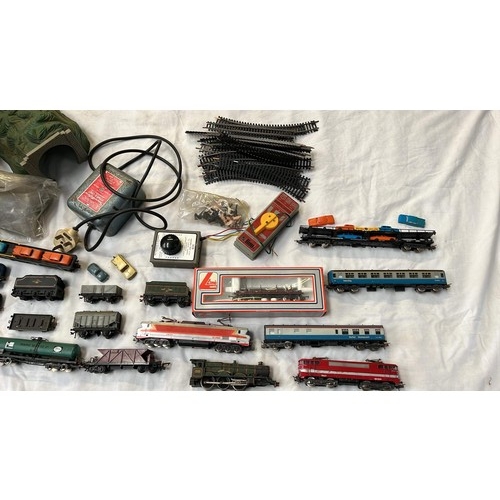 480 - PLAY WORN OO GAUGE TRAIN SET ITEMS WITH TRAINS AND ROLLING STOCK UNCHECKED