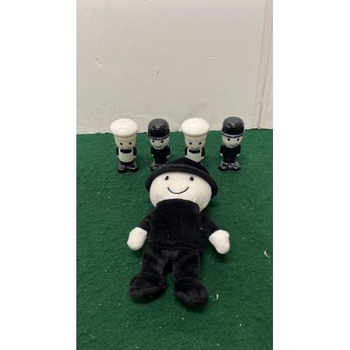 533 - HOME PRIDE FLOWER MEN SALT AND PEPPER POTS AD SOFT TOY