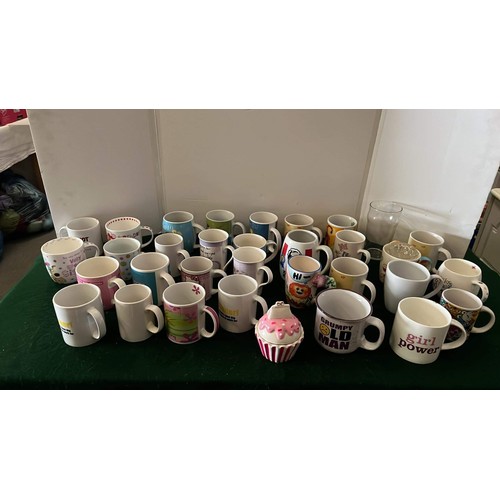 610 - MIXED MUGS