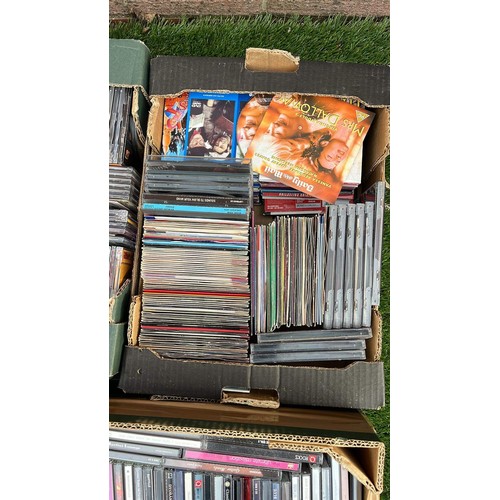 605 - LARGE QTY OF MIXED CDS