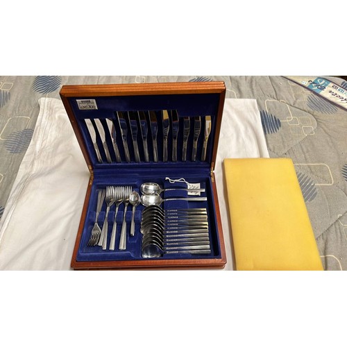 579 - WOODEN CASED CUTLERY SET BY VINERS