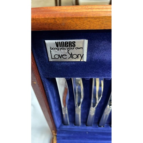 579 - WOODEN CASED CUTLERY SET BY VINERS