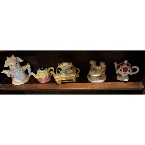 578 - TEA POTS MIXED