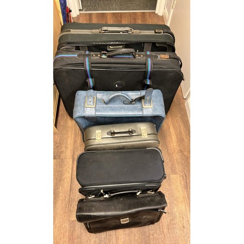 557 - MIXED USED LUGGAGE