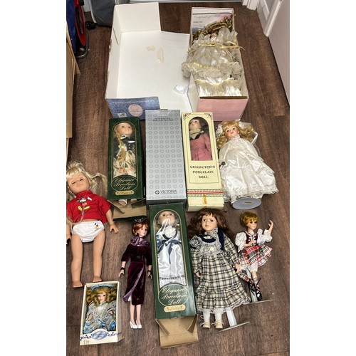 551 - COLLECTABLE DOLLS