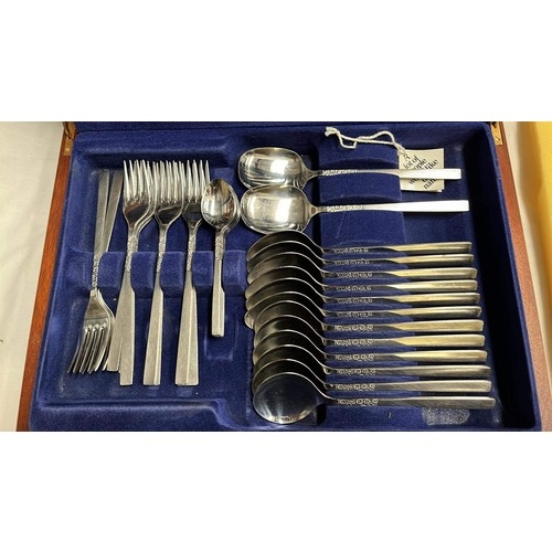 579 - WOODEN CASED CUTLERY SET BY VINERS