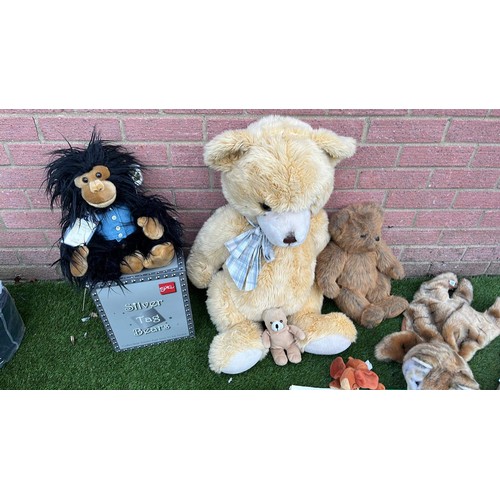 631 - SELECTION OF SOFT TOYS