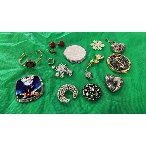 198 - COMPACTS AND BROOCHES