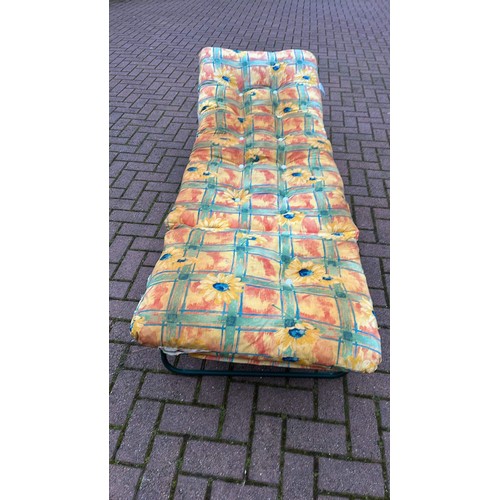 479 - Fold up single bed / sun lounger