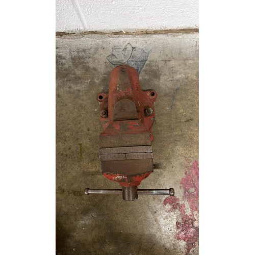 286 - RED METAL BENCH VICE BY YORK