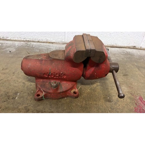 286 - RED METAL BENCH VICE BY YORK