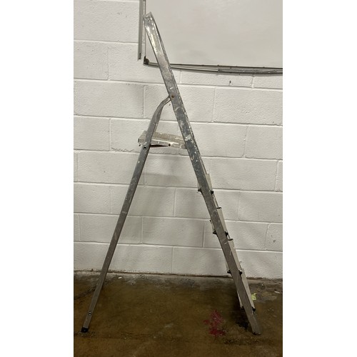 281 - USED STEP LADDER