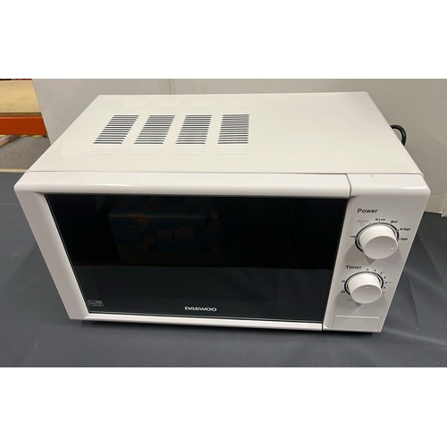 276 - WHITE MICROWAVE BY DAEWOO