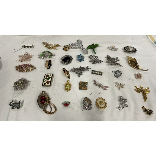 93 - 35 decorative broaches