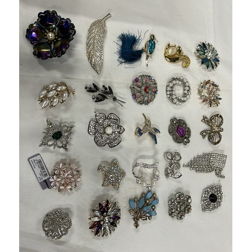 178 - 25 decorative broaches