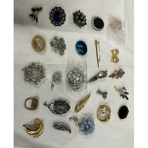 105 - 25 decorative broaches