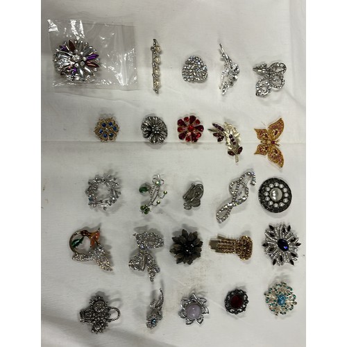 114 - 25 decorative broaches