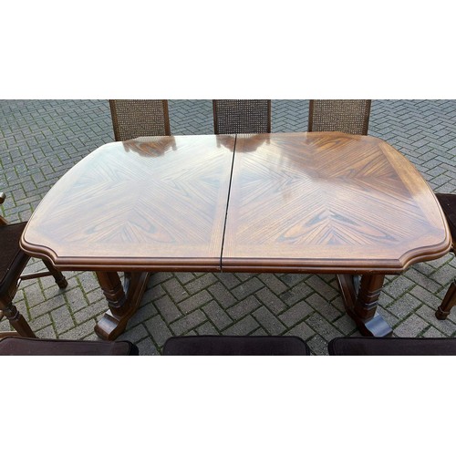 584 - OAK EXTENDING TABLE AND 8 CHAIRS WITH TWO LEAVES