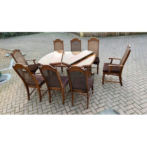 584 - OAK EXTENDING TABLE AND 8 CHAIRS WITH TWO LEAVES