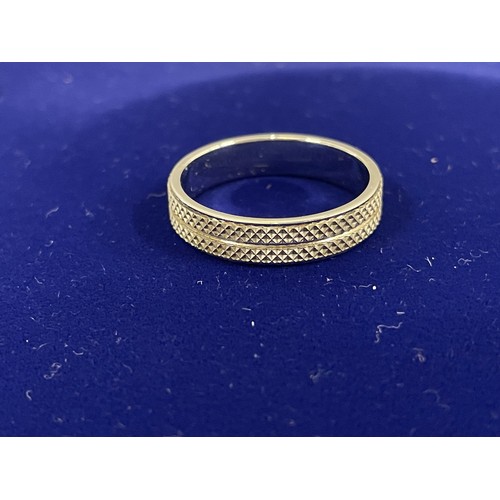 199C - 9ct gold ring - weight 5.66g